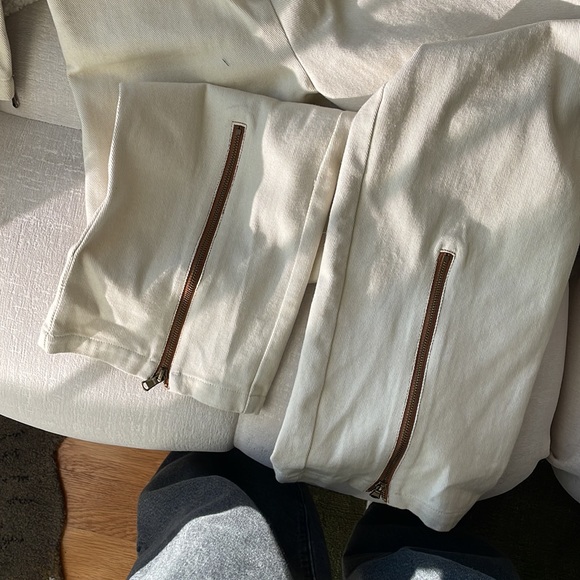 Off white choosy size small jumpsuit. Zip front with belt and zip up pant legs - Picture 4 of 4